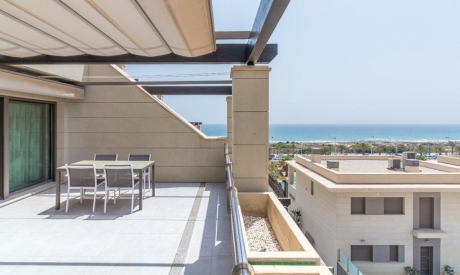 Apartamento en Segunda Planta con Amplia Terraza con Vistas al Mar en Arenales del Sol