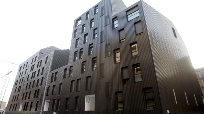 Edificio moderno con fachada negra.