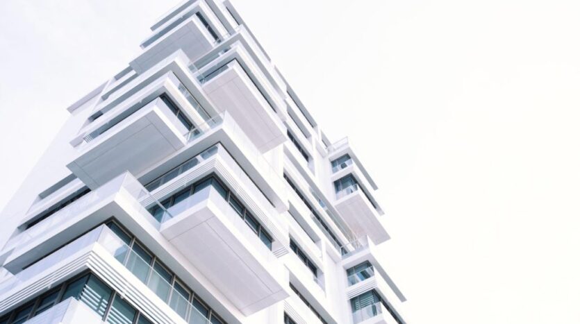 Edificio moderno con diseño minimalista.