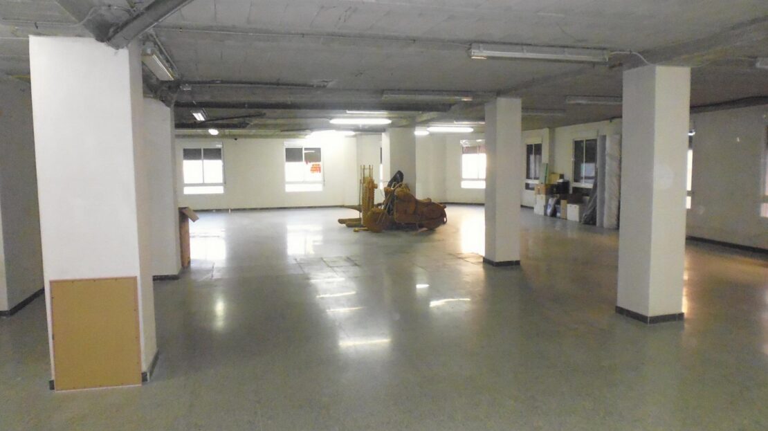 Foto 1 de la propiedad: Entresuelo comercial en esquina – 300 m² en Avenida de Novelda