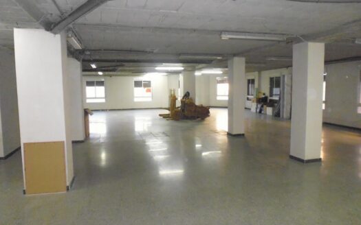 Entresuelo comercial en esquina – 300 m² en Avenida de Novelda