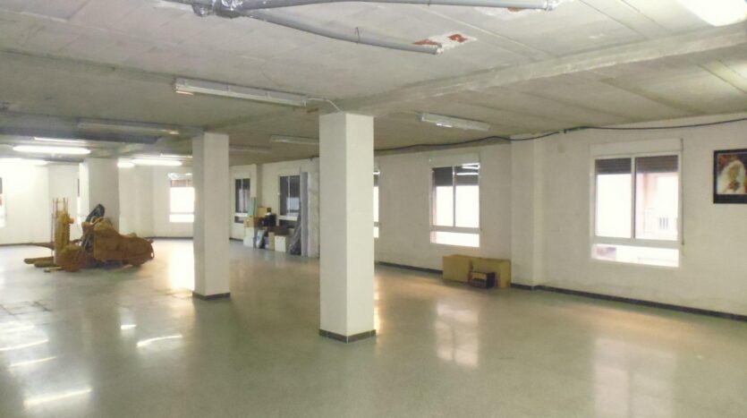Foto 2 de la propiedad: Entresuelo comercial en esquina – 300 m² en Avenida de Novelda