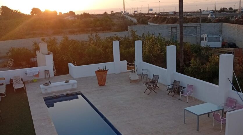 Ver todas las 9 fotos de la propiedad: Chalet en Partida Crevillente – Tu oasis privado con piscina