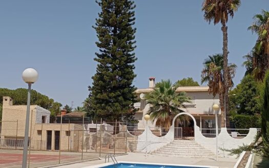 CHALET INDEPENDIENTE CON PISCINA, PISTA DE TENIS Y AMPLIAS ZONAS DEPORTIVAS