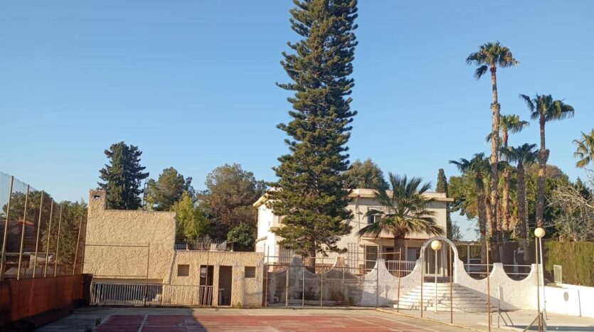 Foto 3 de la propiedad: CHALET INDEPENDIENTE CON PISCINA, PISTA DE TENIS Y AMPLIAS ZONAS DEPORTIVAS