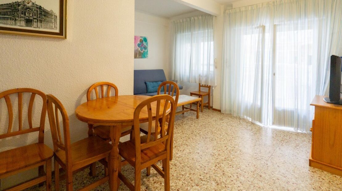 Foto 1 de la propiedad: Piso con terraza ubicado en la zona del puerto de Santa Pola, a un paso de la playa de Gran playa. La vivienda cuenta con 3 dormitorios y 2 baños.