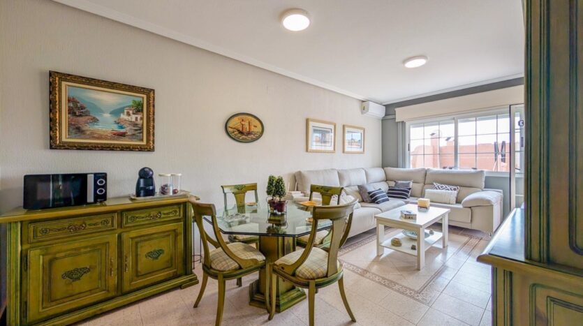 Foto 2 de la propiedad: Maravilloso piso con Piscina comunitaria, una terraza de tres dormitorio y dos baños completos con paza de garaje.