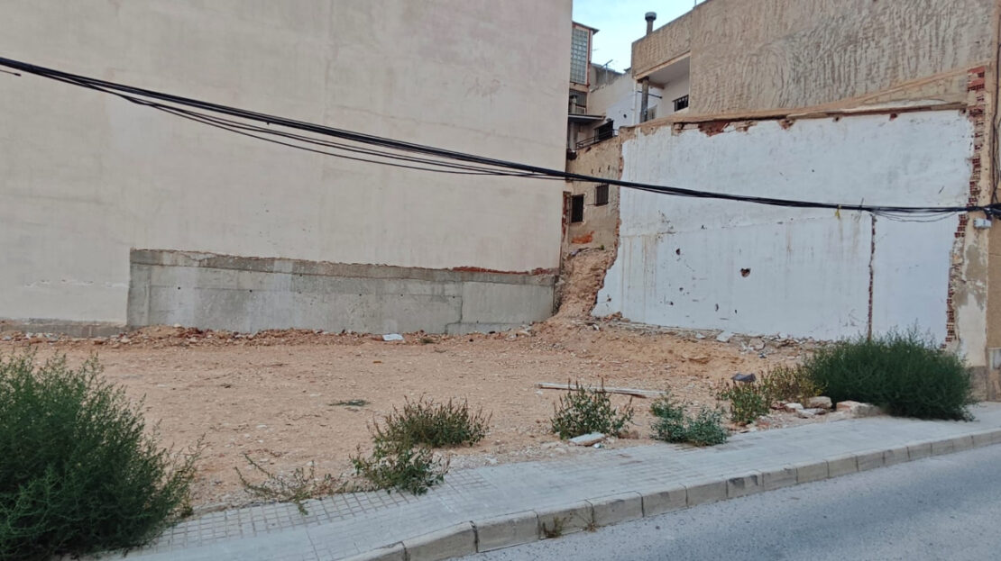 Foto 1 de la propiedad: SE VENDE SOLAR URBANO PREPARADO PARA EDIFICAR PLANTA BAJA + 2 ALTURAS + ATICO