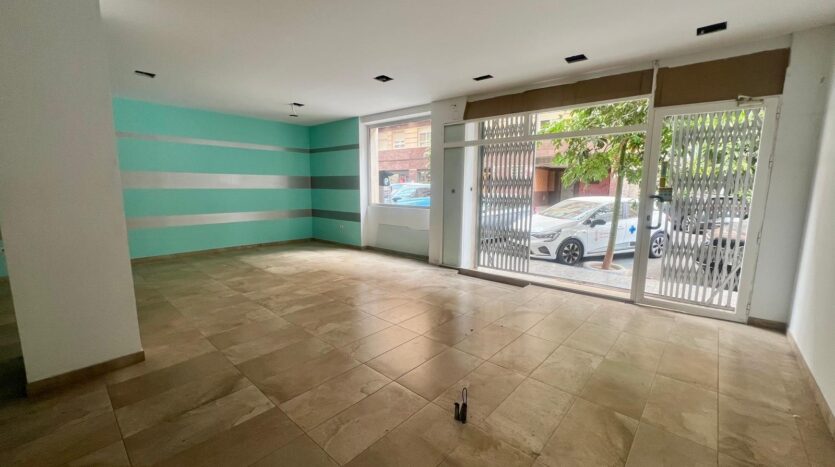 Foto de la propiedad: ¡Local de Gran Superficie con 2 Accesos, Patio, Sótano y Posibilidad de Hacer Vivienda!