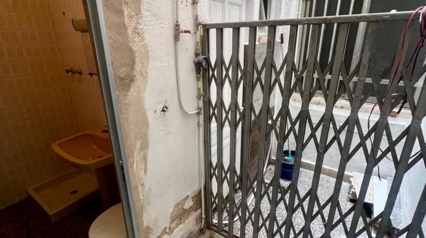 Foto 2 de la propiedad: ¡Local de Gran Superficie con 2 Accesos, Patio, Sótano y Posibilidad de Hacer Vivienda!
