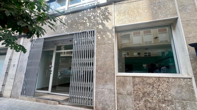 Foto 3 de la propiedad: ¡Local de Gran Superficie con 2 Accesos, Patio, Sótano y Posibilidad de Hacer Vivienda!