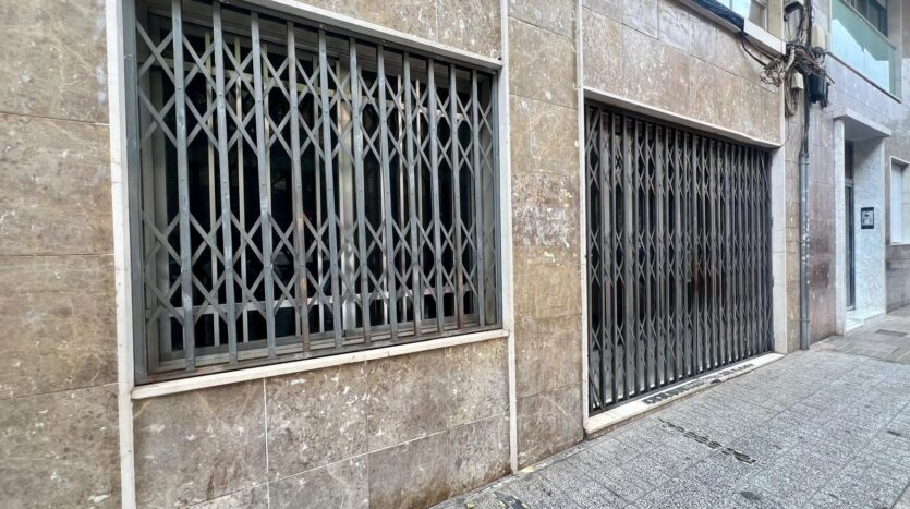 Foto 4 de la propiedad: ¡Local de Gran Superficie con 2 Accesos, Patio, Sótano y Posibilidad de Hacer Vivienda!