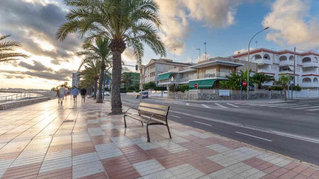 Foto 1 de la propiedad: Apartamento todo exterior 3 dorm. con gran terraza en esquina a 100 mts de la Playa. Vista parcial al Mar.