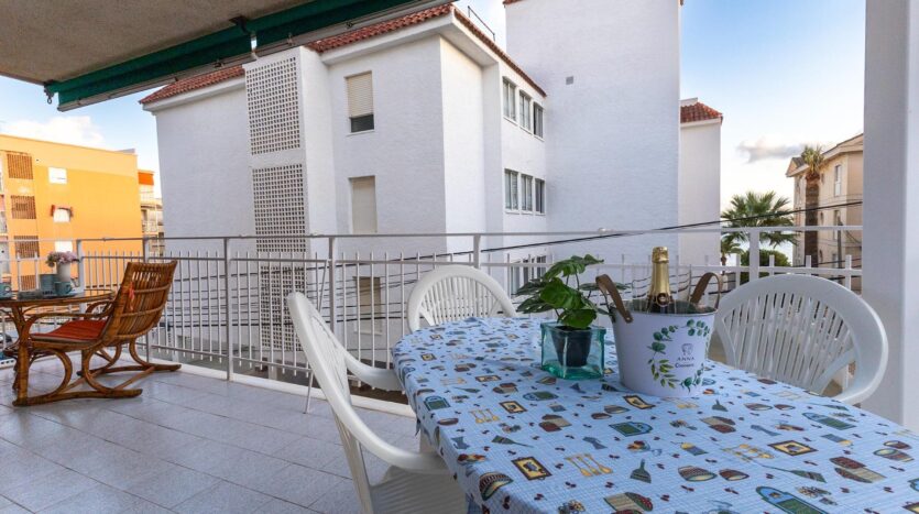 Foto 2 de la propiedad: Apartamento todo exterior 3 dorm. con gran terraza en esquina a 100 mts de la Playa. Vista parcial al Mar.