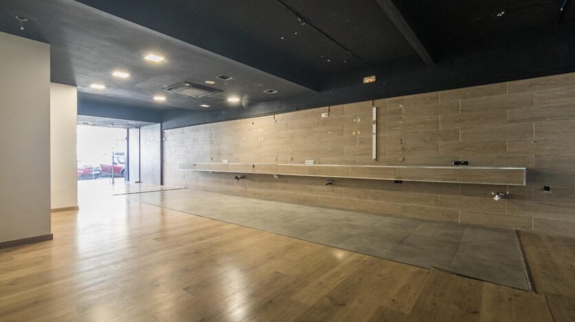 Foto 4 de la propiedad: LOCAL COMERCIAL EN VENTA – ALQUILER CON OPCIÓN A COMPRA JUNTO PLAZA OBISPO SIGUIRI – 218 M² REFORMADOS
