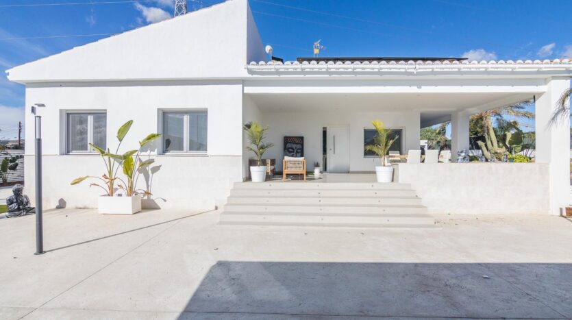 Ver todas las 93 fotos de la propiedad: ✨ EXCLUSIVA VILLA DE LUJO TOTALMENTE REFORMADA EN PARCELA INDEPENDIENTE DE 3.200 M² – COSTA BLANCA