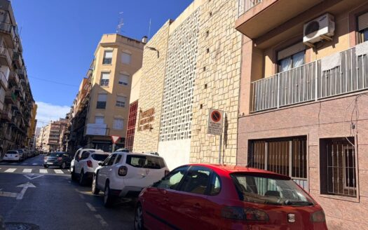 AMPLIA VIVIENDA EN PLAZA BARCELONA