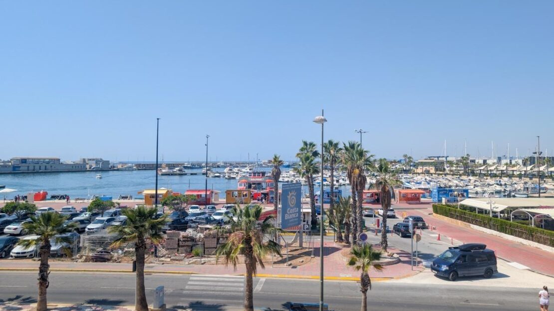 Foto 1 de la propiedad: Exclusiva vivienda reformada con impresionantes vistas frontales al mar, en el puerto de Santa Pola.