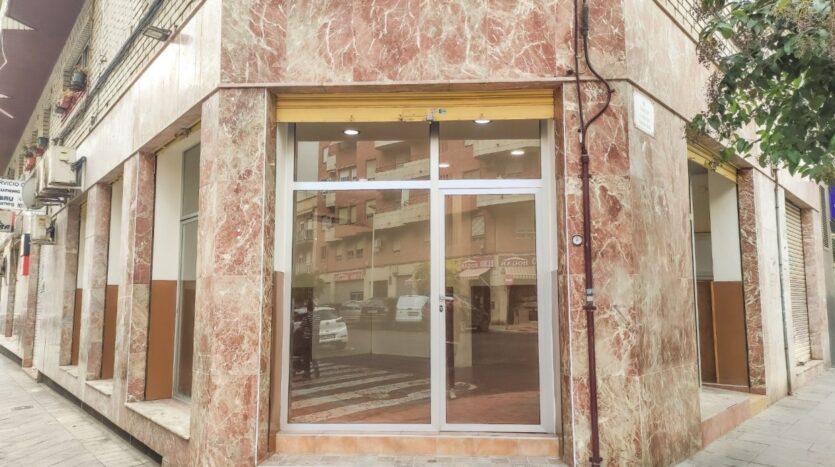 Foto 4 de la propiedad: Amplio local comercial en planta baja esquina en Calle Antonio Machado a escasos metros de Plaza de Crevillente de Elche