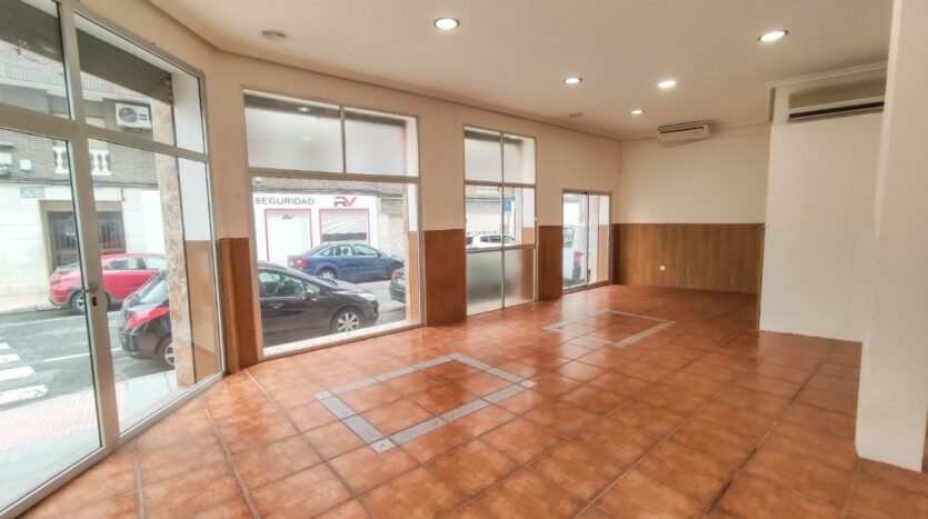 Ver todas las 15 fotos de la propiedad: Amplio local comercial en planta baja esquina en Calle Antonio Machado a escasos metros de Plaza de Crevillente de Elche