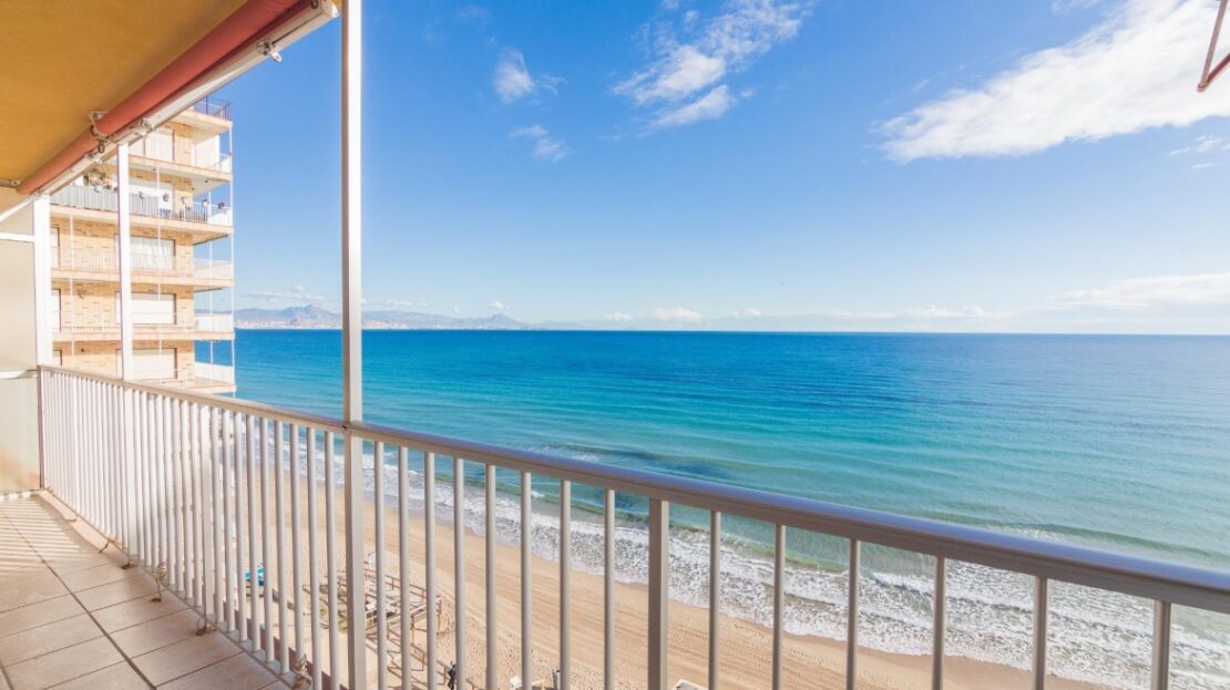 Foto 1 de la propiedad: Apartamento en venta en  primera línea de playa,  la propiedad está afectada por la Ley de Costas. Arenales del Sol.