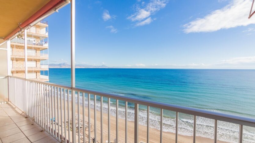 Foto de la propiedad: Apartamento en venta en  primera línea de playa,  la propiedad está afectada por la Ley de Costas. Arenales del Sol.