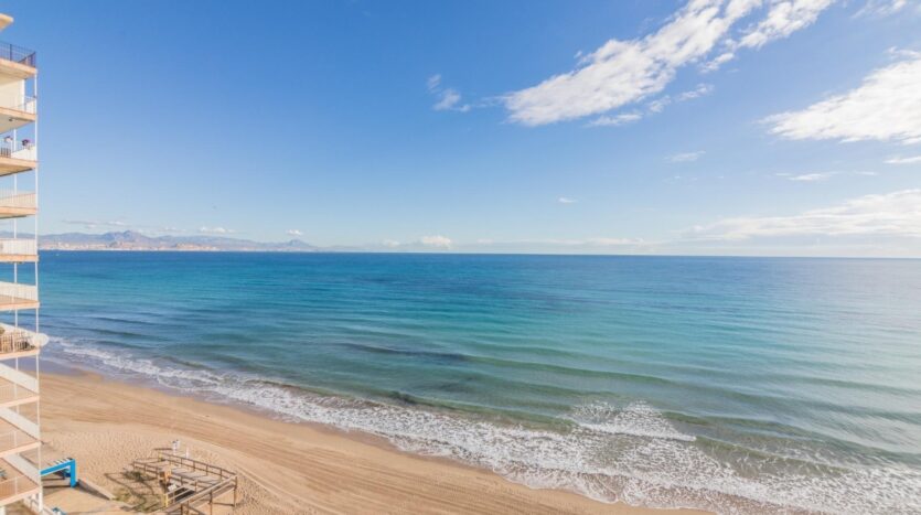 Foto 2 de la propiedad: Apartamento en venta en  primera línea de playa,  la propiedad está afectada por la Ley de Costas. Arenales del Sol.