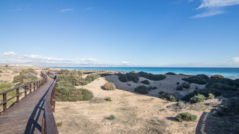 Foto 4 de la propiedad: Apartamento en venta en  primera línea de playa,  la propiedad está afectada por la Ley de Costas. Arenales del Sol.
