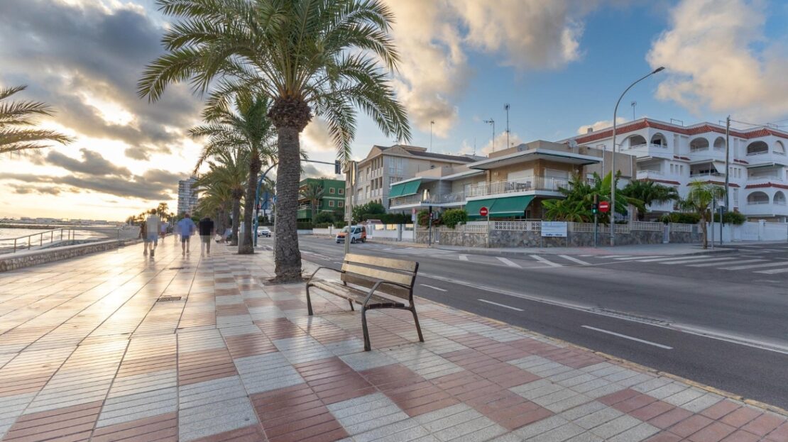 Foto 1 de la propiedad: Apartamento todo exterior 3 dorm. con gran terraza en esquina a 100 mts de la Playa. Vista parcial al Mar.