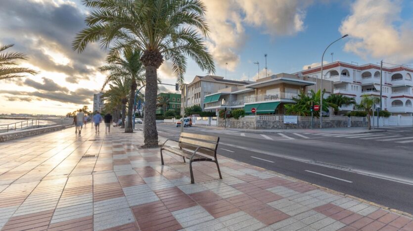 Foto de la propiedad: Apartamento todo exterior 3 dorm. con gran terraza en esquina a 100 mts de la Playa. Vista parcial al Mar.