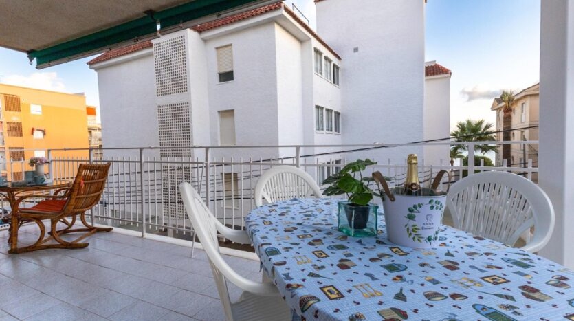 Foto 2 de la propiedad: Apartamento todo exterior 3 dorm. con gran terraza en esquina a 100 mts de la Playa. Vista parcial al Mar.