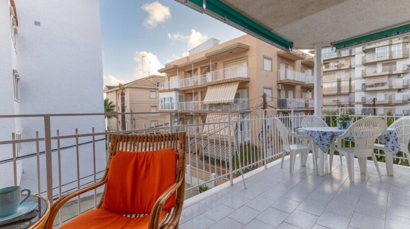 Ver todas las 30 fotos de la propiedad: Apartamento todo exterior 3 dorm. con gran terraza en esquina a 100 mts de la Playa. Vista parcial al Mar.