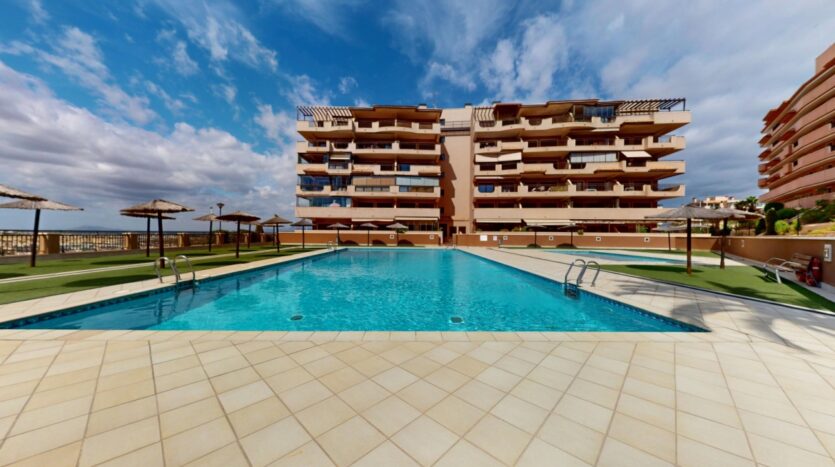 Foto 2 de la propiedad: ATICO EN VENTA, EN ARENALES DEL SOL. CON PISCINA COMUNITARIA E INCREIBLES VISTAS AL MAR!!