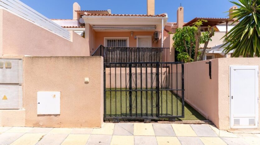 Foto de la propiedad: Bonito bungalow reformado con vistas al mar, piscina y pistas deportivas, en la prestigiosa urbanización Olivo de Oro – Gran Alacant.
