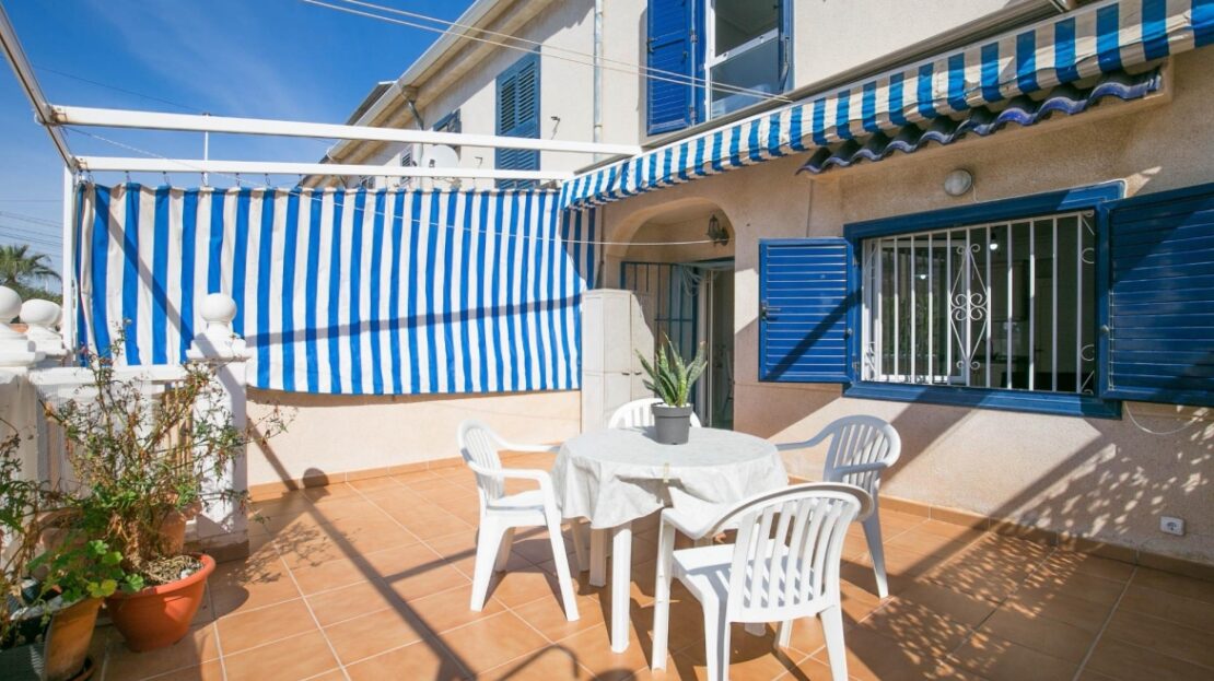 Foto 1 de la propiedad: Bungalow adosado con amplio patio y piscina comunitaria en Gran Alacant