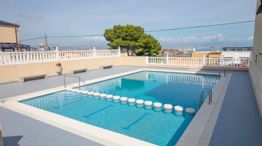 Foto 3 de la propiedad: Bungalow adosado con amplio patio y piscina comunitaria en Gran Alacant
