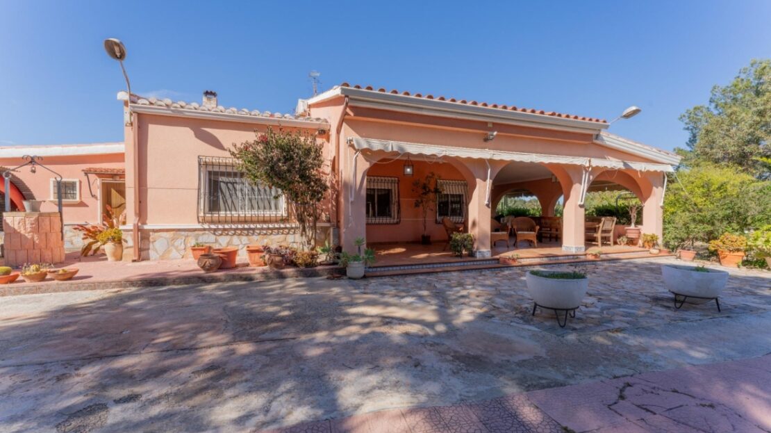 Foto 1 de la propiedad: Chalet con piscina a 5 min de la playa en El Altet – parcela privada con taller, huerto y múltiples espacios