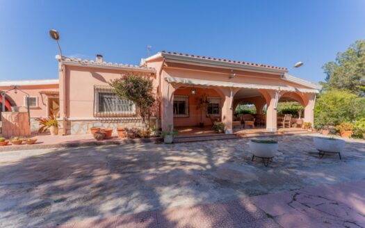 Chalet con piscina a 5 min de la playa en El Altet – parcela privada con taller, huerto y múltiples espacios