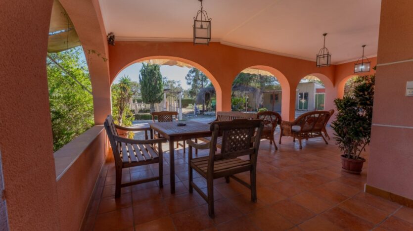 Foto 3 de la propiedad: Chalet con piscina a 5 min de la playa en El Altet – parcela privada con taller, huerto y múltiples espacios