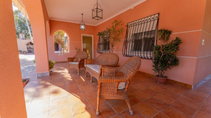 Ver todas las 52 fotos de la propiedad: Chalet con piscina a 5 min de la playa en El Altet – parcela privada con taller, huerto y múltiples espacios