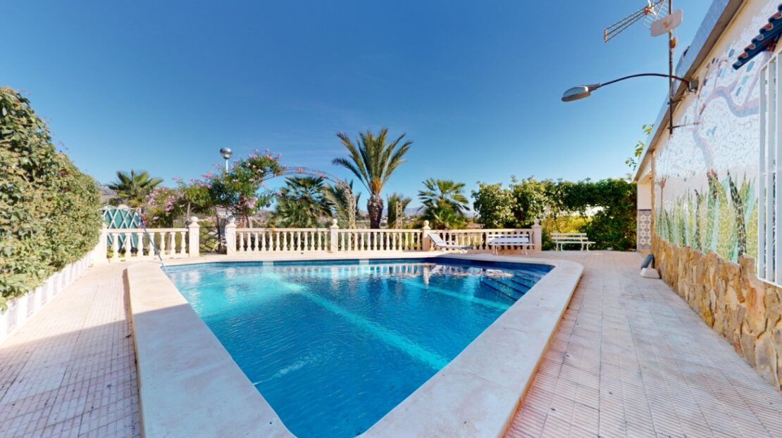 Foto 1 de la propiedad: CHALET CON PISCINA EN NOVELDA, ZONA HORNA BAJA ¡ CALIDAD Y CONFORT A TAN SOLO 4 KM DEL PUEBLO!