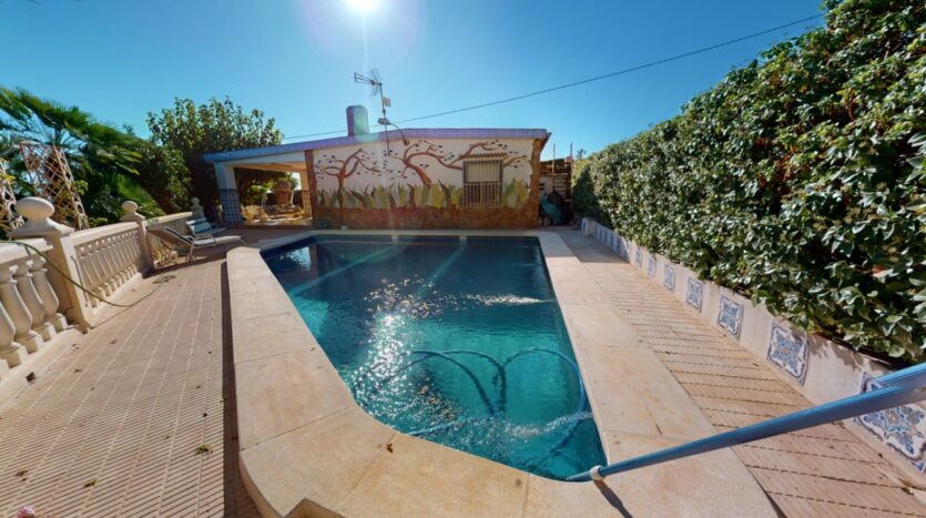 Foto 4 de la propiedad: CHALET CON PISCINA EN NOVELDA, ZONA HORNA BAJA ¡ CALIDAD Y CONFORT A TAN SOLO 4 KM DEL PUEBLO!