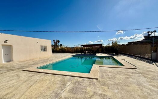 Chalet en peña las aguilas con tres habitaciones, piscina privada diseño minimalista