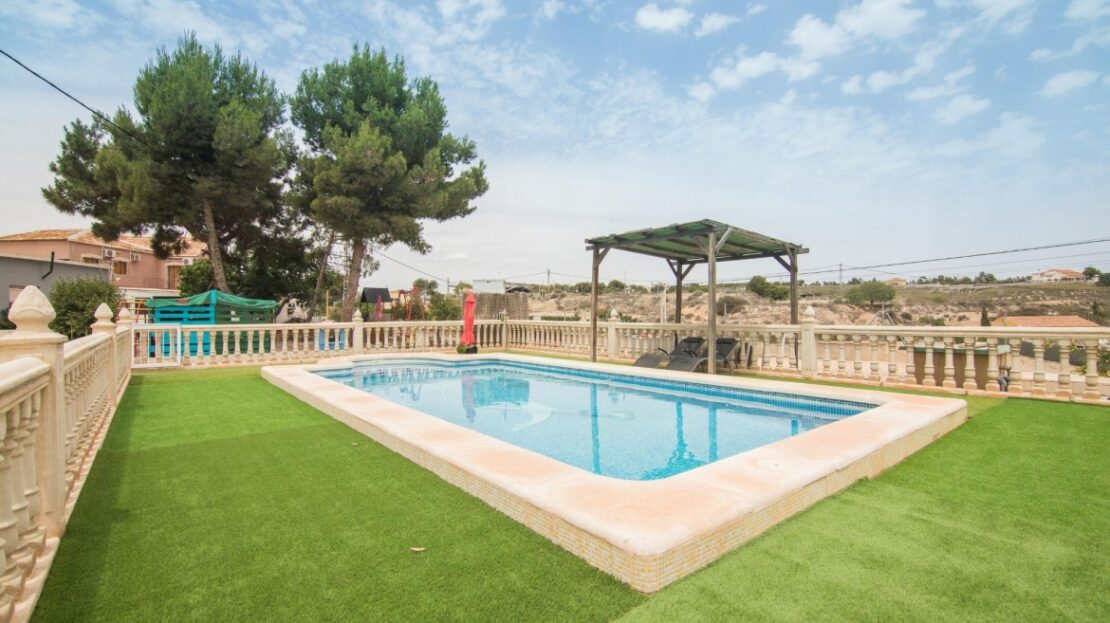 Foto 1 de la propiedad: Chalet en venta 5 habitaciones en Elche con piscina y nave adjunta