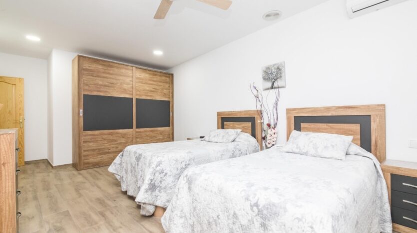 Foto 3 de la propiedad: Chalet en venta 5 habitaciones en Elche con piscina y nave adjunta