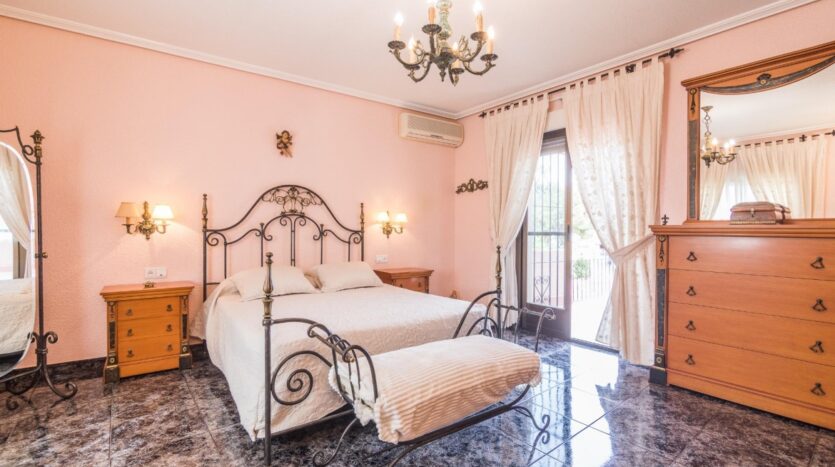 Foto 4 de la propiedad: Chalet en venta 5 habitaciones en Elche con piscina y nave adjunta