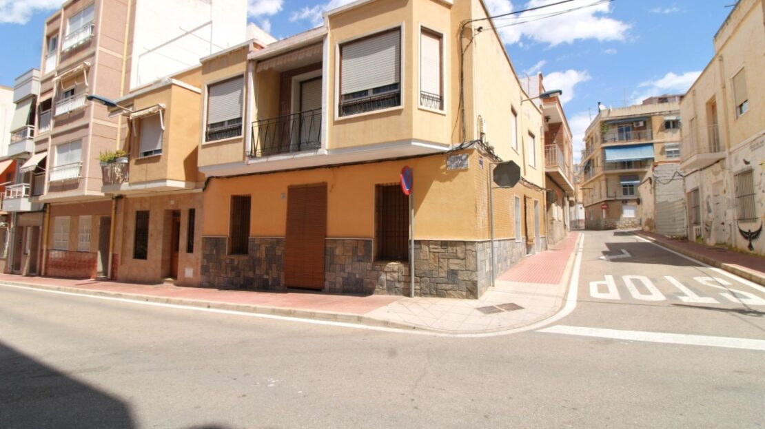 Foto 1 de la propiedad: DOS VIVIENDAS EN UNA EN EL CORAZON DE SANTA POLA