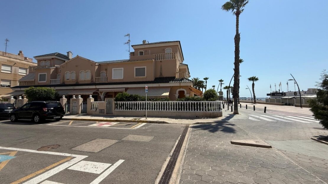 Foto 1 de la propiedad: En primera línea de playa: bungalow de dos plantas con terrazas, tres habitaciones y dos baños