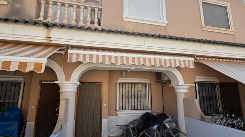 Foto 2 de la propiedad: En primera línea de playa: bungalow de dos plantas con terrazas, tres habitaciones y dos baños