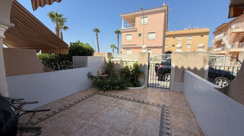 Foto 3 de la propiedad: En primera línea de playa: bungalow de dos plantas con terrazas, tres habitaciones y dos baños